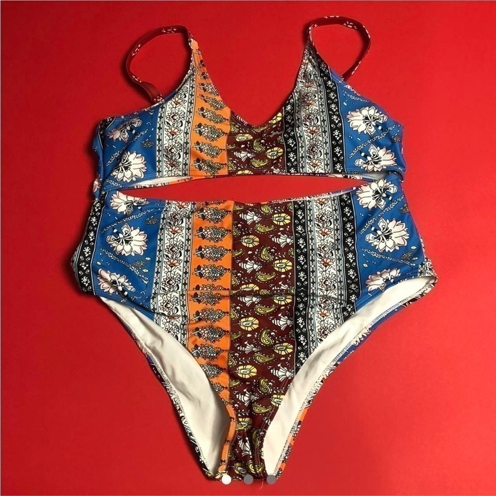 Geometric one piece cut out bathing suit.💙🧡